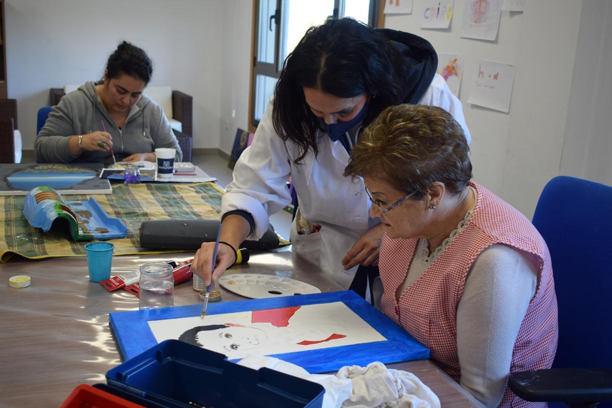 La monitora Ángeles Garrido ofrece algunos consejos a una alumna.