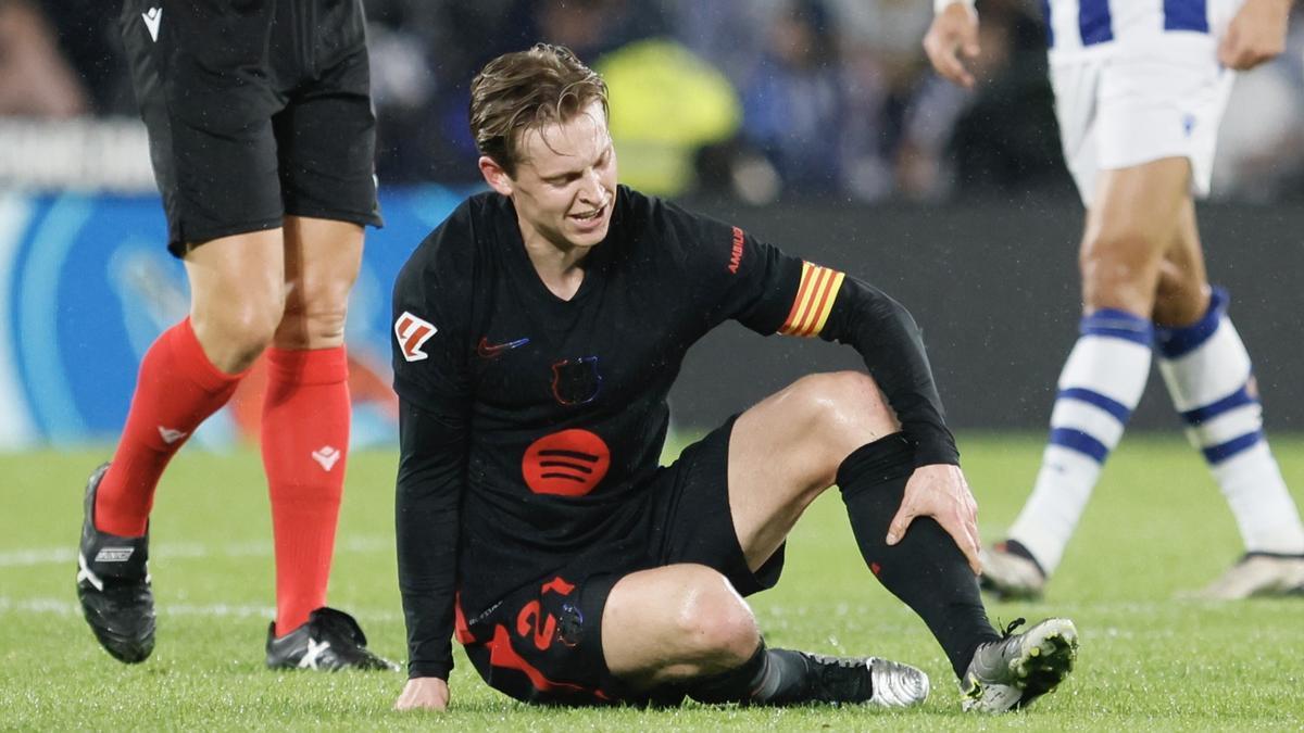 Frenkie de Jong se duele del golpe que le obligó a ser sustituido.
