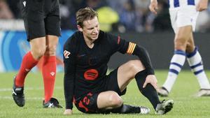 Frenkie de Jong se duele del golpe que le obligó a ser sustituido.