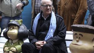 El dibujante argentino Joaquín Salvador Lavado (c), Quino, posa junto a una figura de su personaje Mafalda (i) durante la presentación de dos estatuas de sus personajes Manolito.