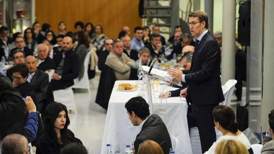 Feijóo, ayer, durante su comparecencia en el desayuno electoral de apoyo a la candidatura provincial del PP. // Brais Lorenzo