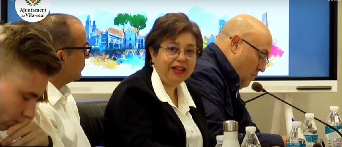 La concejala de Hacienda, Sabina Escrig, durante la explicación de la defensa de contratar un préstamo para pagar otras cinco sentencias urbanísticas.