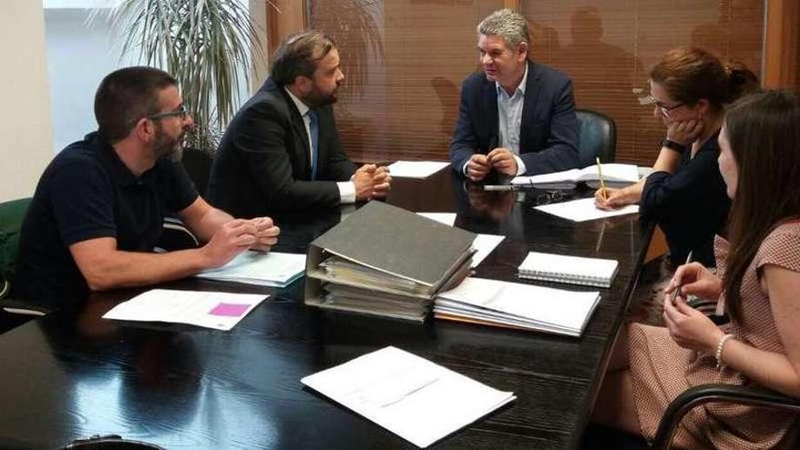 Francisco Vilariño, Rafael Cuiña y Santos Héctor firmaron el acuerdo en el Palacete de las Mendoza.