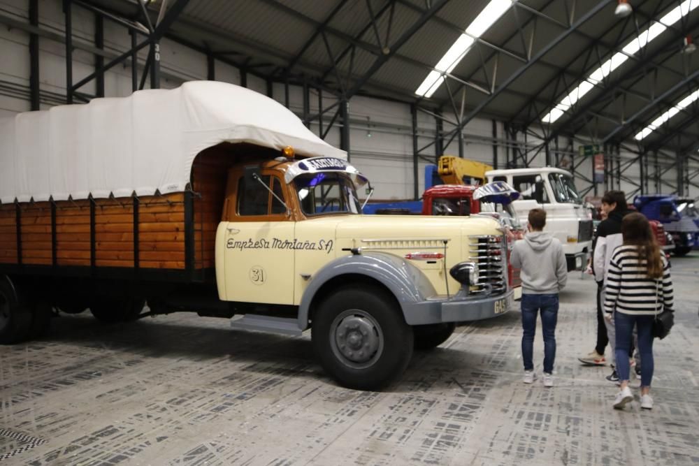 El coche del pasado llega a Vigo. // Alba Villar