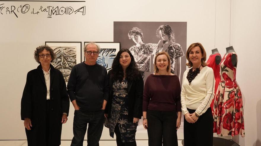 Un centenar de personas participan en la visita guiada con maridaje de la exposición "Tráfico de modas"