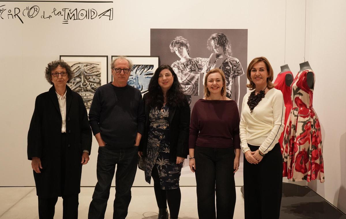 Regidoras y comisarios de la exposición "Tráfico de modas", en el Museo Textil de Ontinyent
