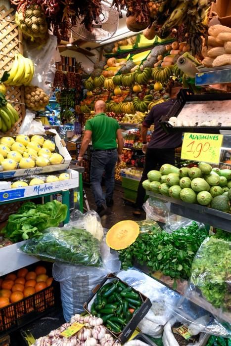 27-03-20  GRAN CANARIA.CIUDAD.  LAS PALMAS DE GRAN CANARIA. Fotos de lo bien abastecidos que están los mercados de frutas, verduras, carnes y pescados.  Fotos: Juan Castro.  | 27/03/2020 | Fotógrafo: Juan Carlos Castro