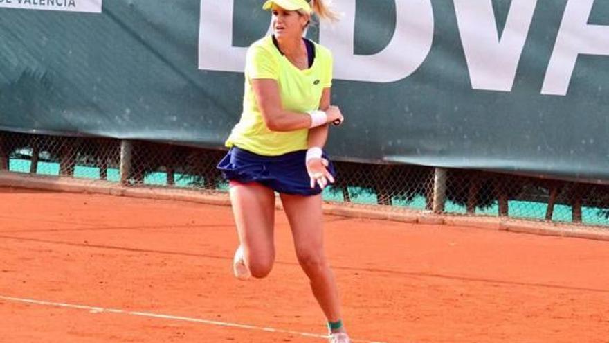 Tita conecta una derecha en un torneo ITF disputado recientemente en Valencia.