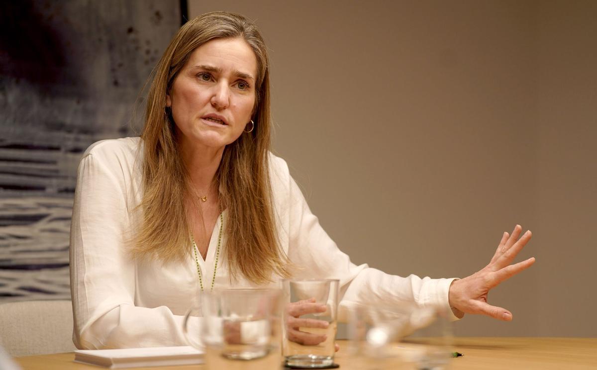 Sara Aagesen, vicepresidenta tercera y ministra para la Transición Ecológica y el Reto Demográfico, posa en su despacho