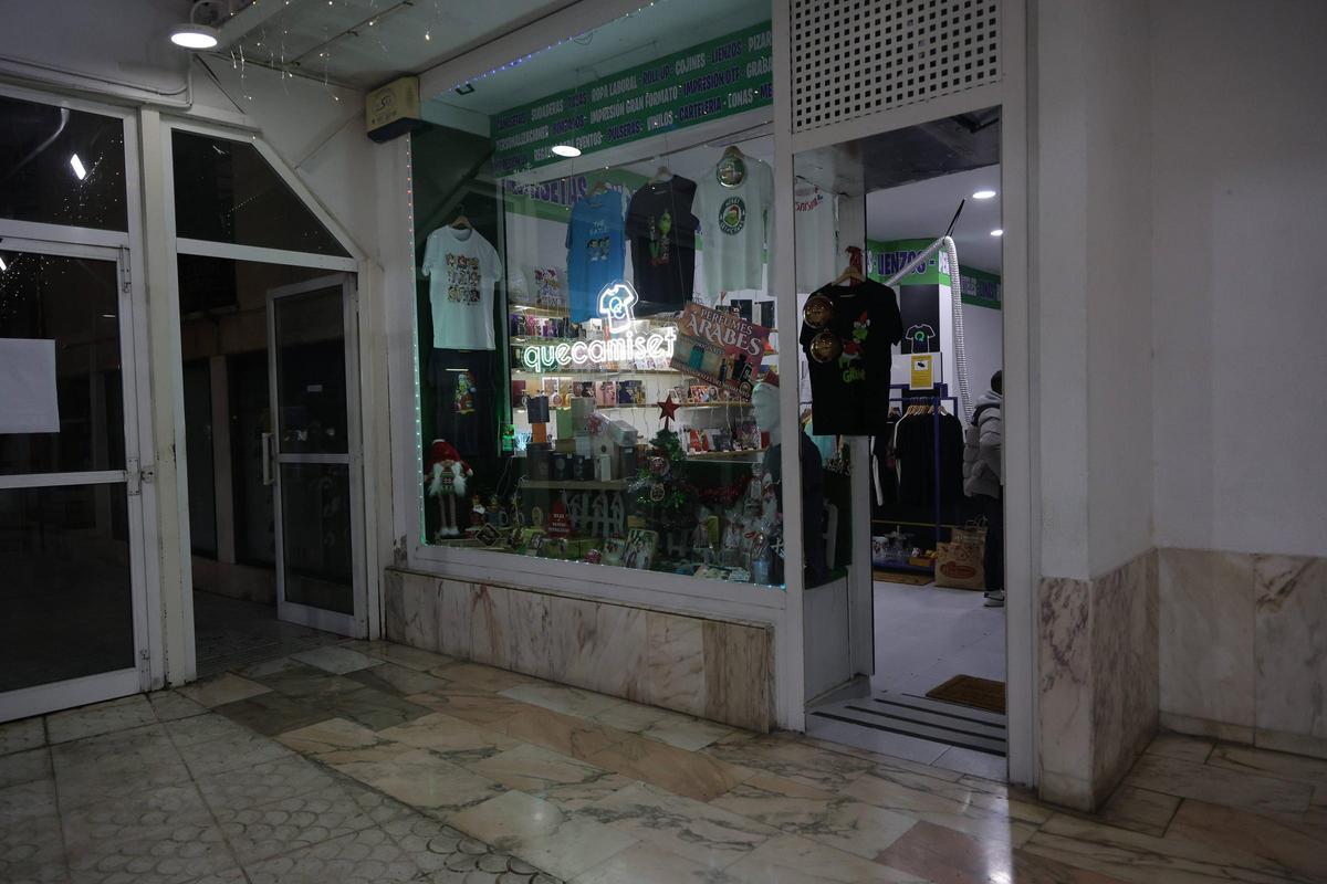 "Tienda de impresiones personalizadas, ubicada en una de las entradas principales del espacio comercial."