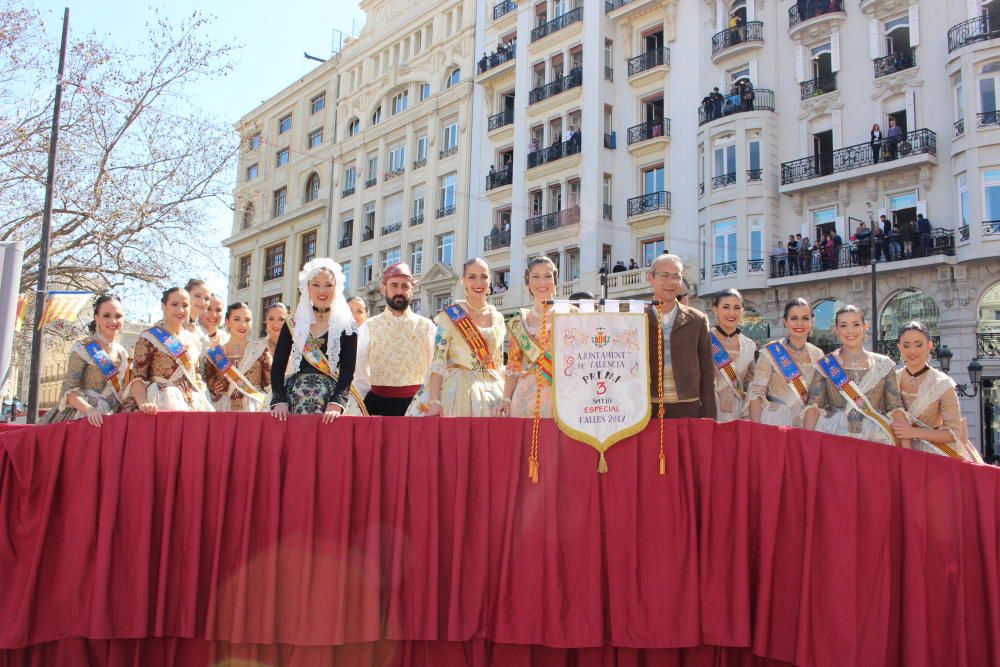 Recogida de premios de las comisiones falleras