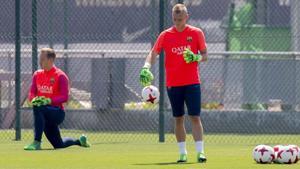 Cillessen (de pie), en un entrenamiento del Barça junto a Ter Stegen.