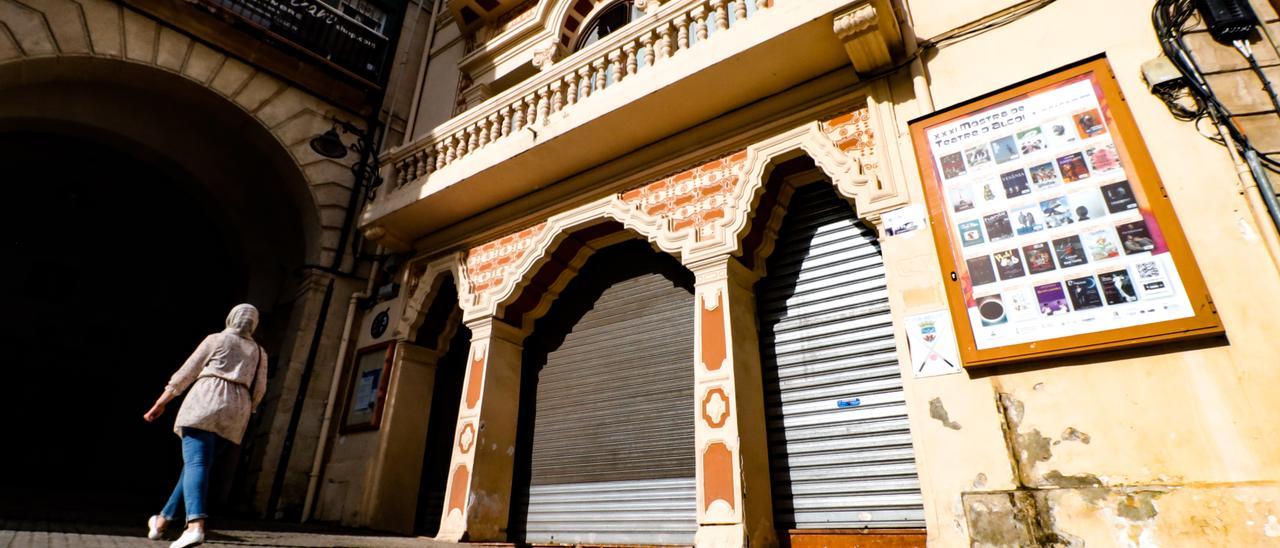 Exterior del Teatro Principal de Alcoy este martes, con el cartel de la programación de la Mostra.