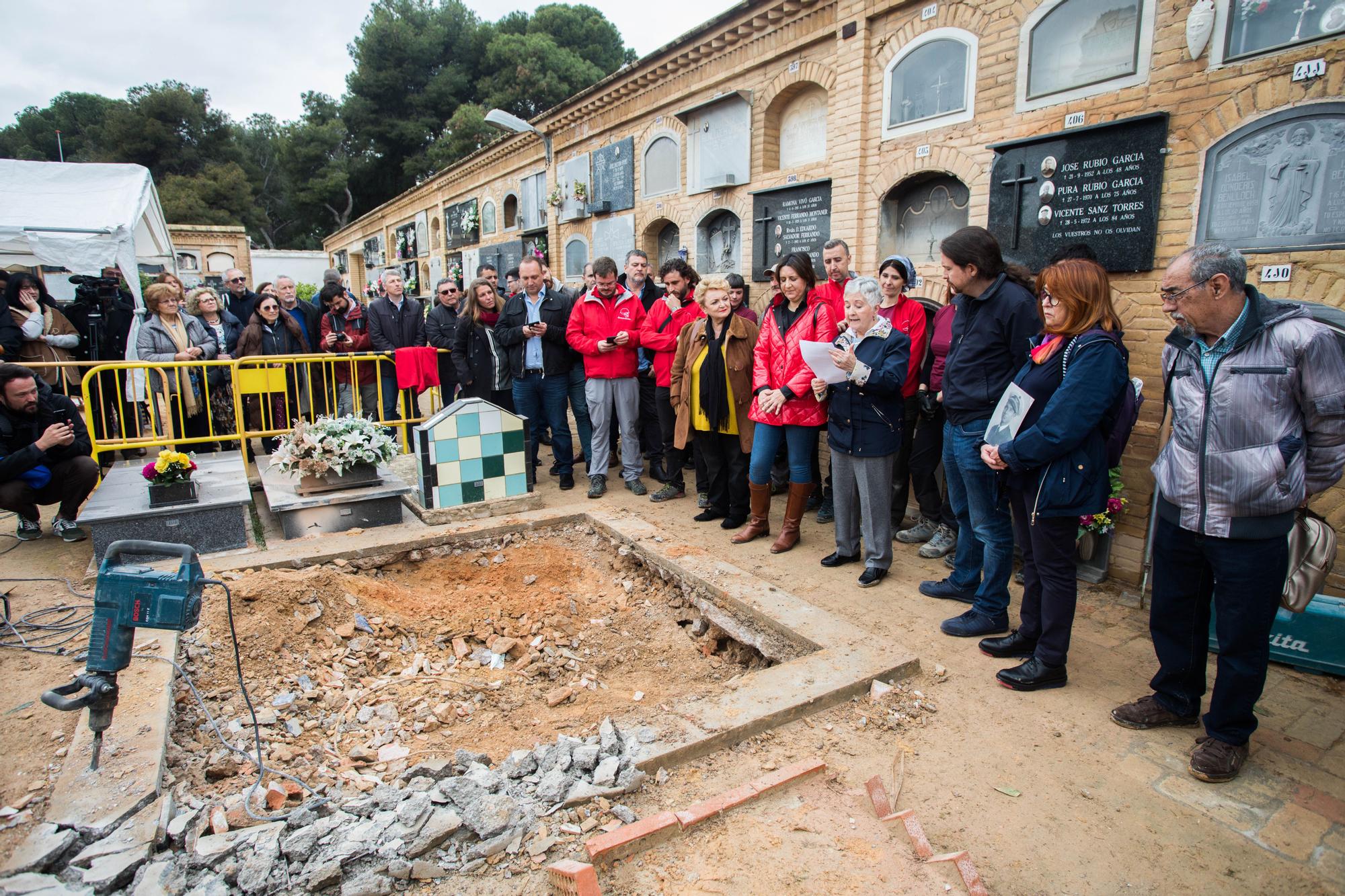 POLITICA  Pablo Iglesias visita el inicio de la exhumaci�n de la fosa com�n donde est� su tio abuelo en el cementerio de Paterna. Posteriormente se ha desplazado al pared�n de Espa�a. Pablo Iglesias.jpg
