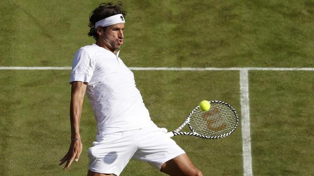 Feliciano López devuelve una bola ante Khachanov en Wimbledon.