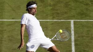 Feliciano López devuelve una bola ante Khachanov en Wimbledon.