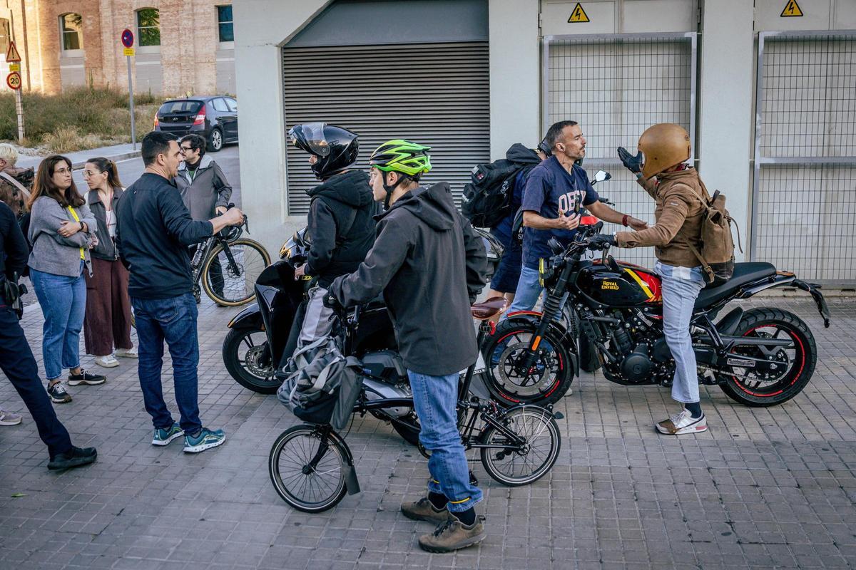 Los profesores cortan la Gran Via a la altura de La Campana, en Barcelona.