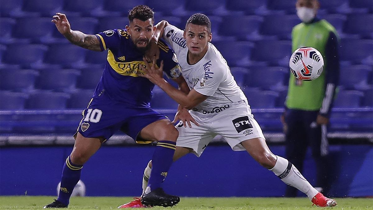 Kaiky defendiendo a Carlitos Tevez en la Copa Libertadores
