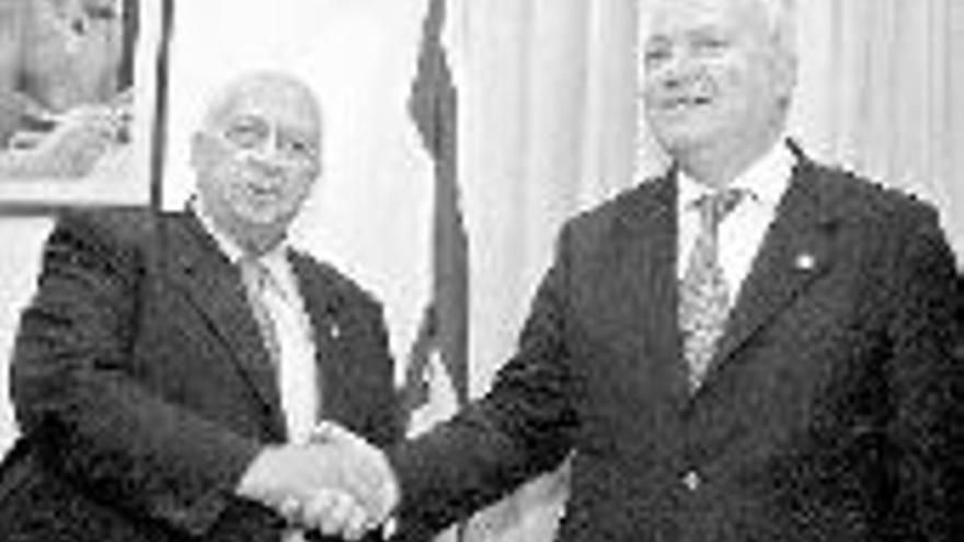 Moratinos se acerca a Sharon con gestos en favor de Israel
