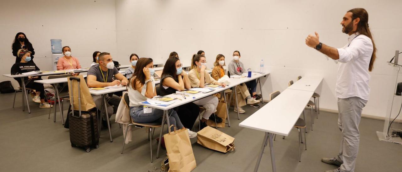 El director formativo de Emergency Staff, Andrés García, durante el curso Intoxicaciones por drogas, ayer. | J.A.RIERA