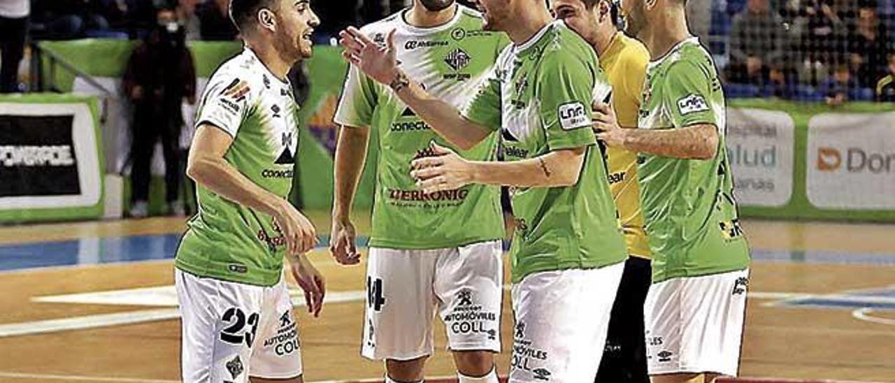 El Palma Futsal celebra un gol en el Palau de Son Moix.