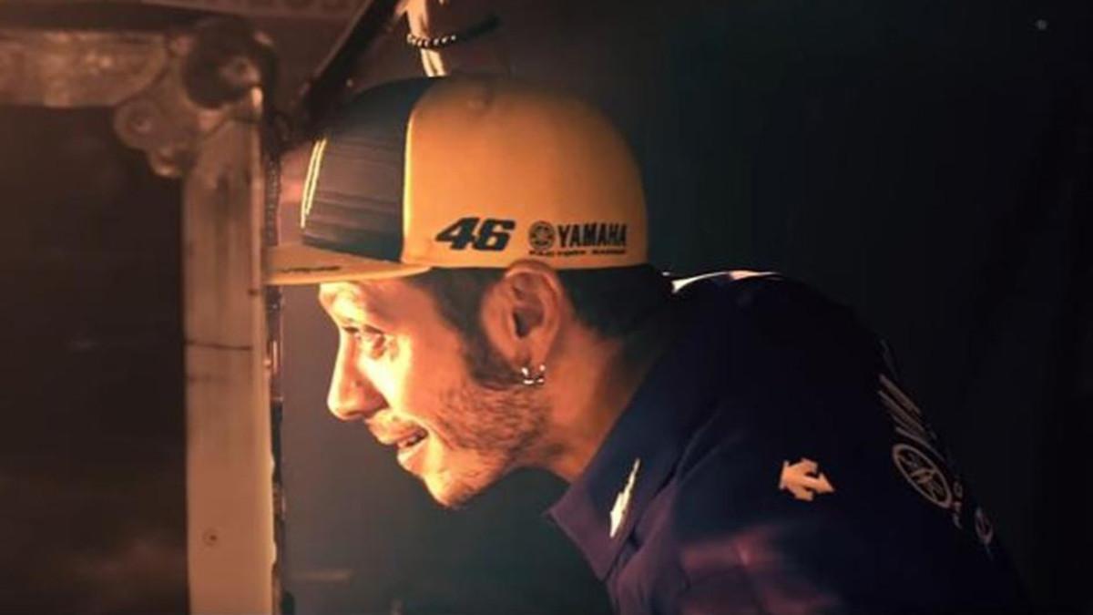 Rossi, con gesto de sorpresa, en el vídeo de Yamaha