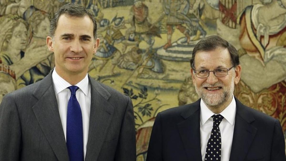 El Rey junto al presidente del Gobierno, Mariano Rajoy, a su llegada a la Zarzuela.