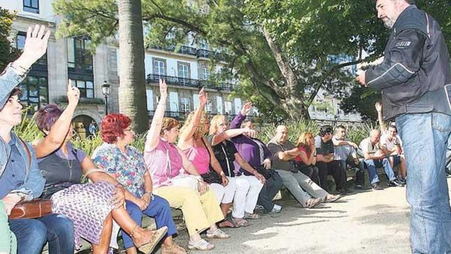 La plantilla vota ayer en la Alameda el acuerdo negociado con los sindicatos para acabar con los paros.  // J.S.