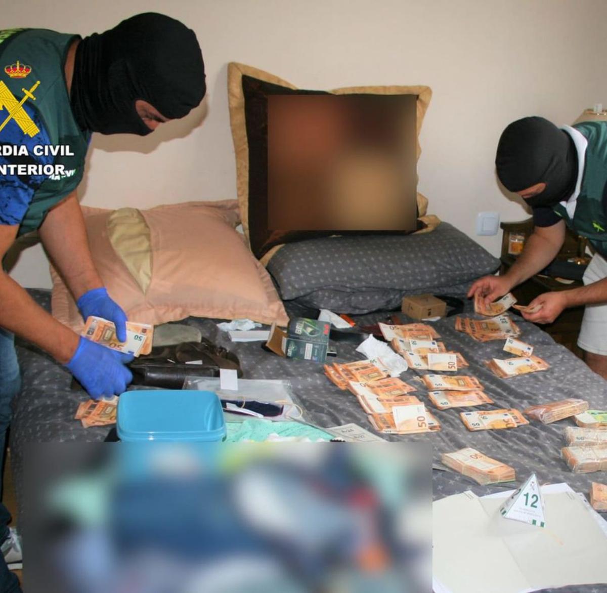 Efectivos de la Guardia Civil cuentan el dinero hallado en el registro del domicilio del empresario hostelero en su finca de Monfarracinos. | CEDIDA (ARCHIVO)