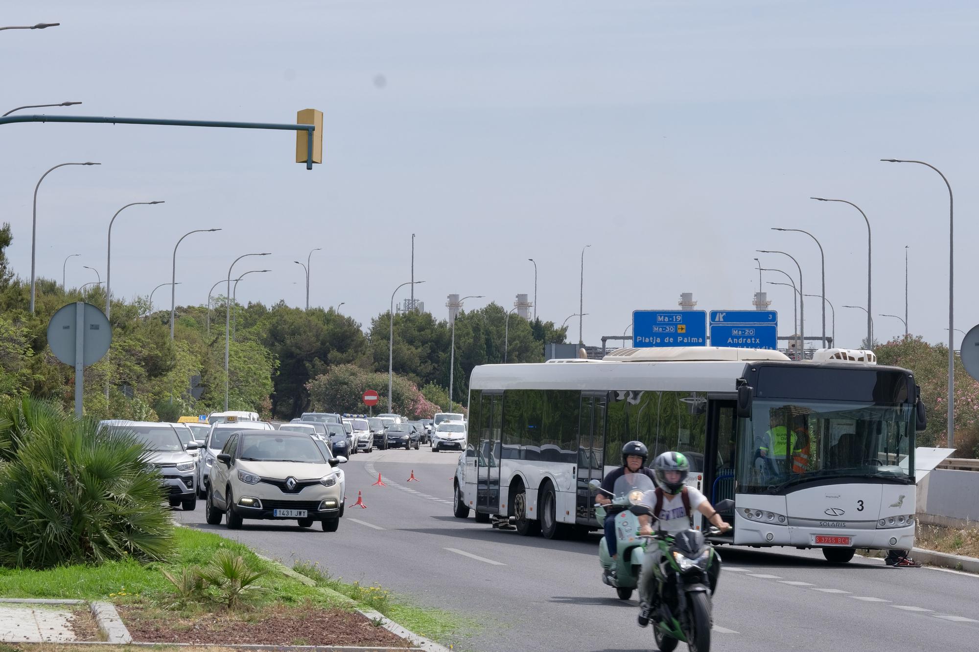 Las fotos del monumental atasco en los accesos a Palma por un autobús averiado en el carril VAO