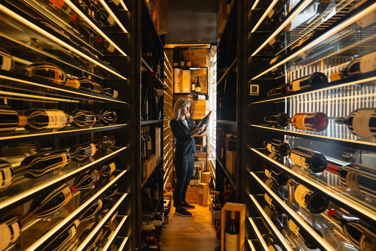 La bodega, con cerca de 600 referencias, completa el viaje gastronómico con maridajes pensados para acompañar la profundidad de las maduraciones y la identidad de cada plato, bajo la mirada sensible y precisa de Arantxa Calonge
