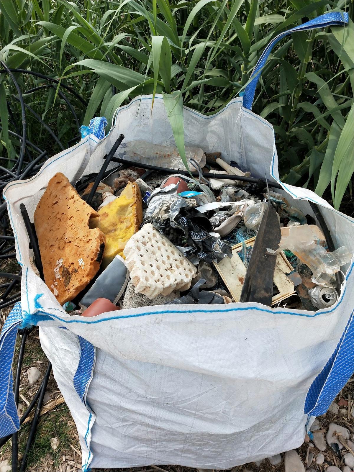 Detalle de una bolsa con basura recogida en la playa de Benicarló.