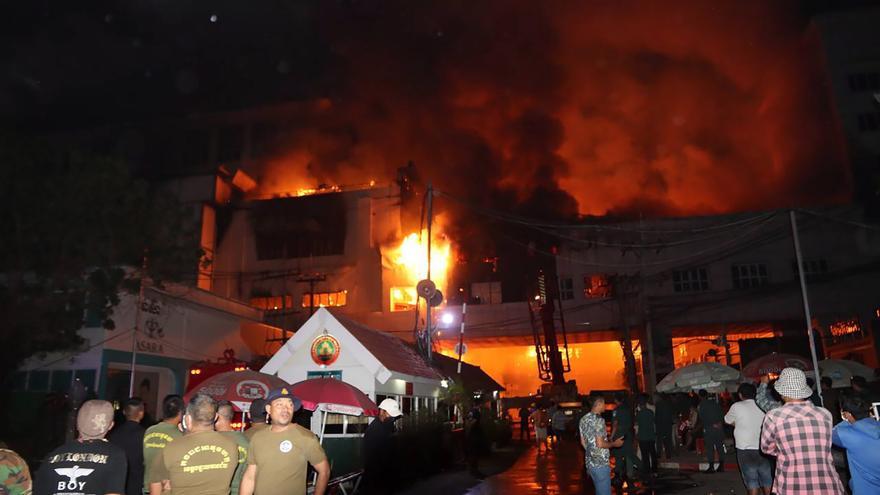 Las llamas devoran el edificio en el que se encontraba el casino.