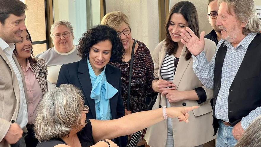 La consellera Albalat se interesa por las actividades del Centro de Envejecimiento Activo de Cullera