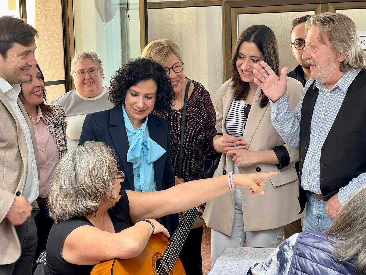 La consellera Elena Albalat, en su visita este martes al Centro de Envejecimiento Activo de Cullera.