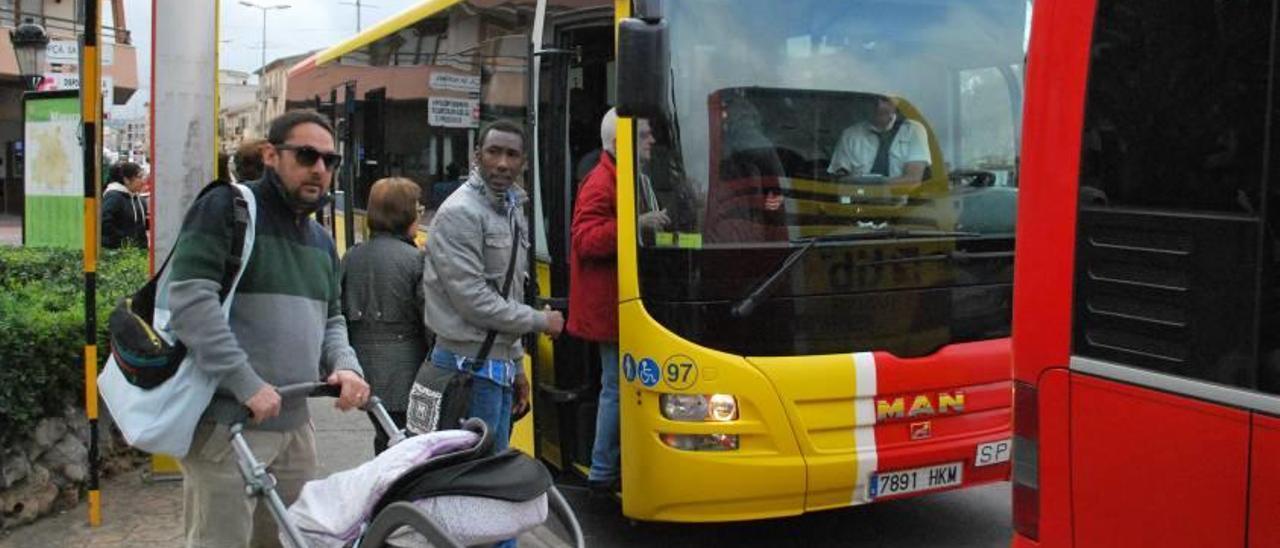 Usuarios subiendo a un bus del TIB en Manacor.