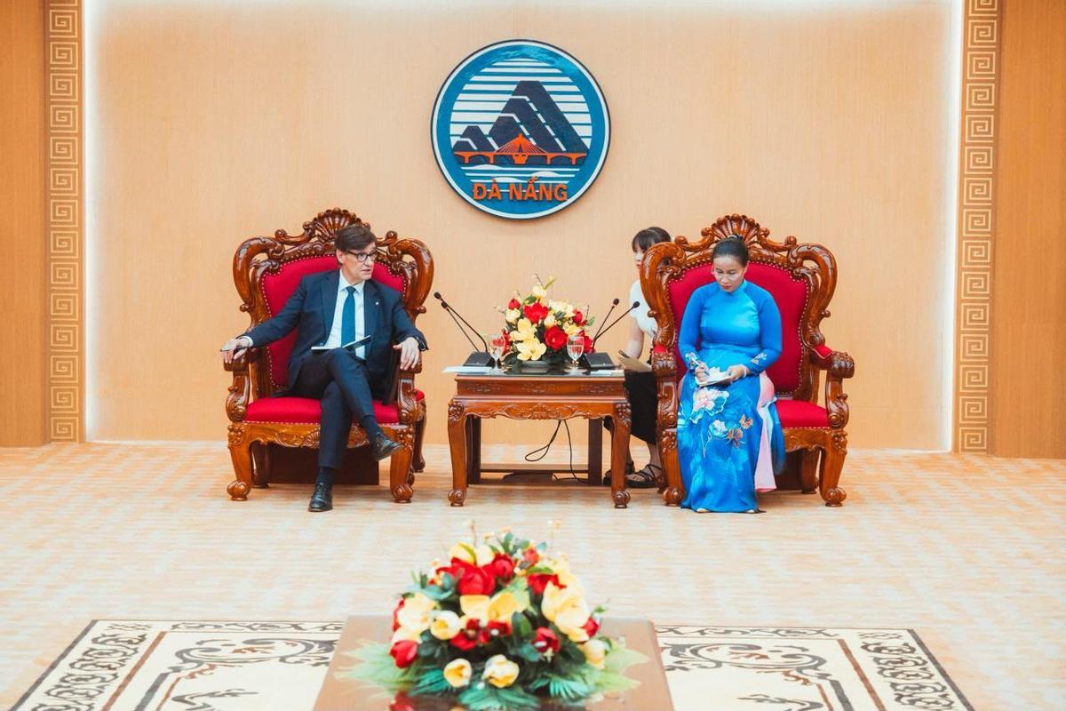 El president Salvador Illa junto a la vicepresidenta del Comité Popular de Da Nang, Nguyen Thi Anh Thi.