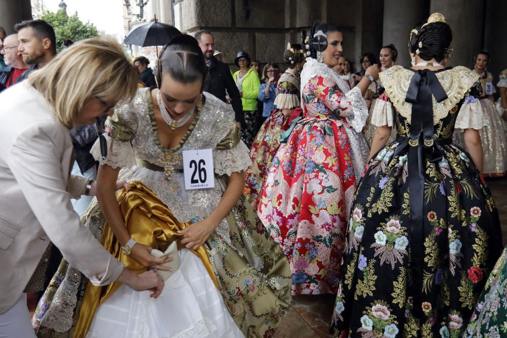 Las aspirantes a fallera mayor conocen el Salón de Cristal