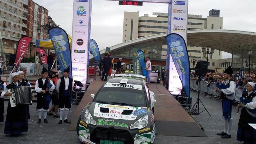 El Citroën DS3 R5 de Sergio Vallejo, ayer, en el podio de salida del rally.