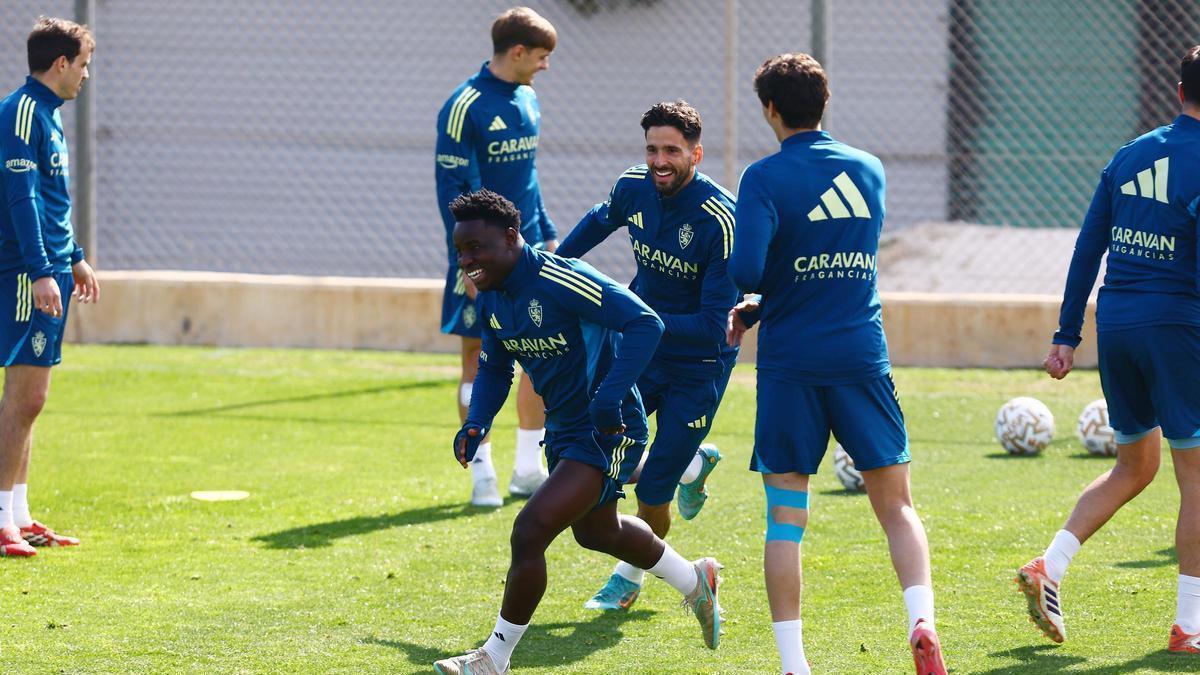 Kodro persigue entre risas a Mawuli durante el entrenamiento completado ayer por el primer equipo en el Ibercaja Estadio.