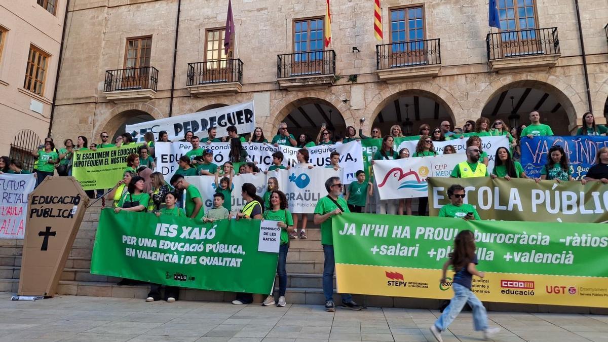 Representantes de colegios e instituos de la Marina Alta, ante el Ayuntamiento de Dénia