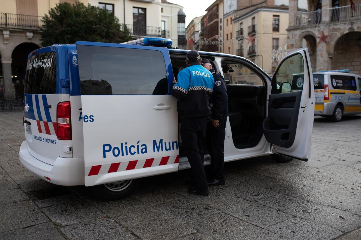 ZAMORA. PRESENTACION DEL NUEVO FURGON DE ATESTADOS DE LA POLICIA MUNICIPAL