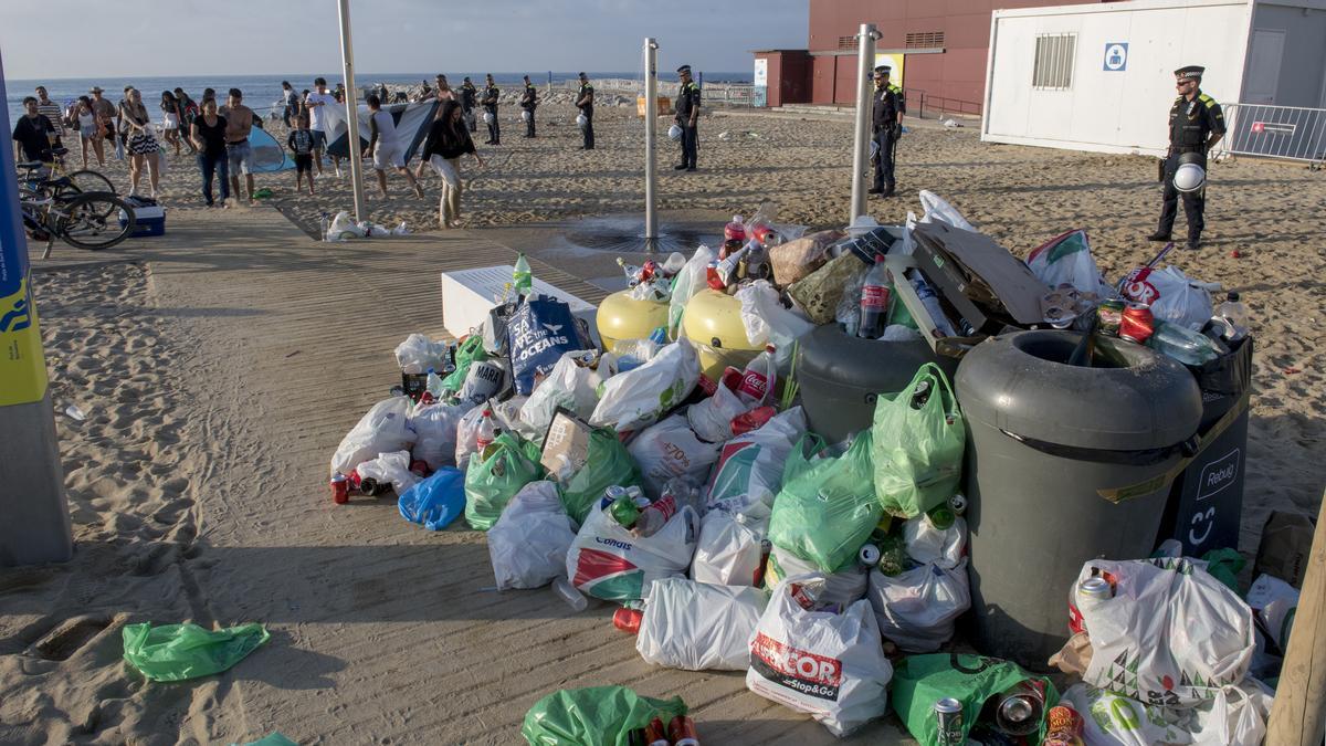 Desalojo y  limpieza de la playa de Nova Icaria tras la verbena de Sant Joan