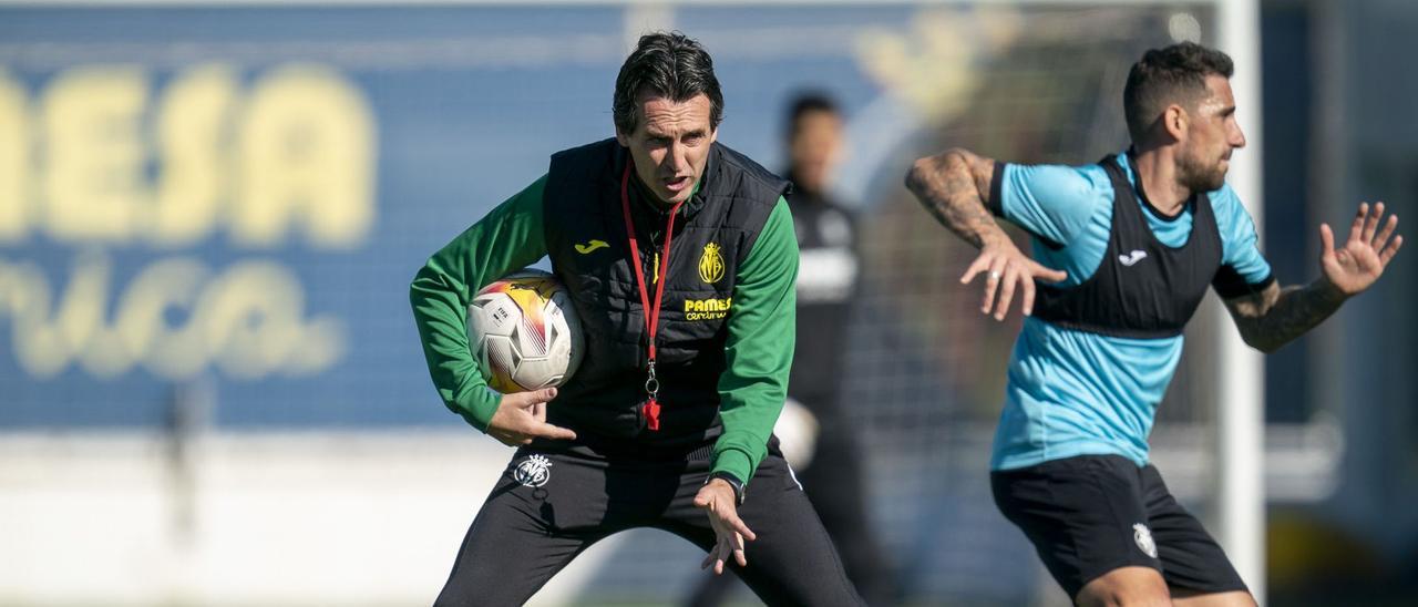 Unai Emery dirige el entrenamiento del Villarreal, este jueves en Miralcamp.