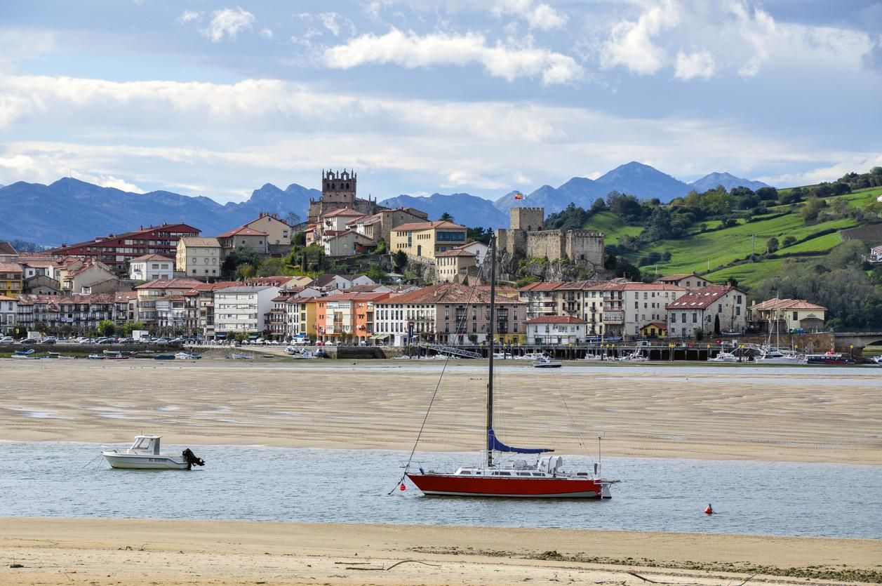 Los barcos en la ría durante la marea baja