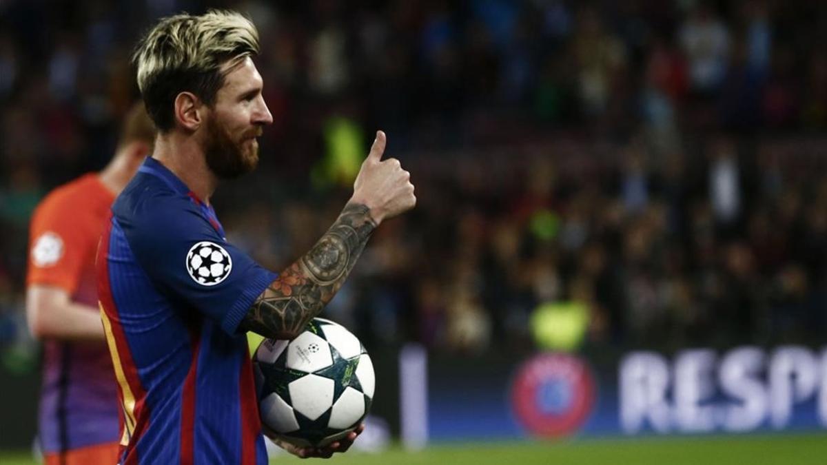 Messi se lleva el balón como manda la tradición por sus tres goles al Manchester City.