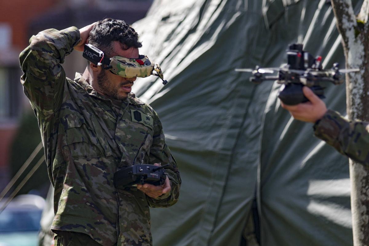 La Ministra de Defensa visita el acuartelamiento de Cabo Noval, en Asturias.