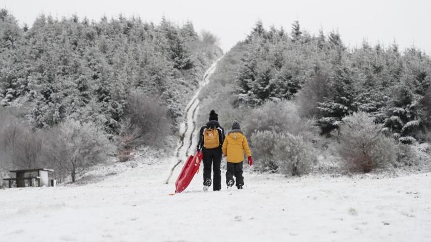 Una familia disfruta de la nieve en O Cebreiro.   | // EFE / ELISEO TRIGO