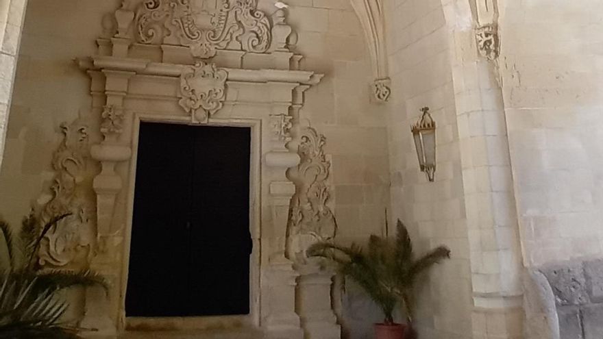 La Llonja, amb la portada barroca.