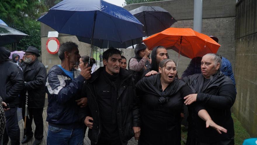 Cientos de personas acuden al entierro en A Coruña de los cuatro fallecidos en el incendio de Vigo